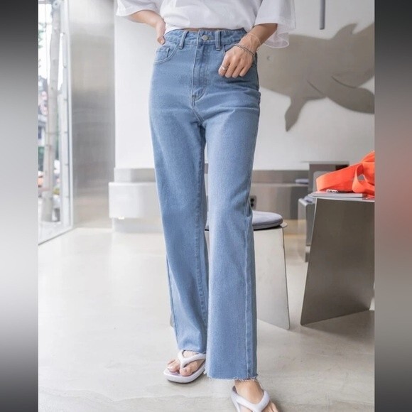 Dazy SHEIN Zipper Fly Raw Hem Straight Leg Jeans Size Small - Picture 1 of 8